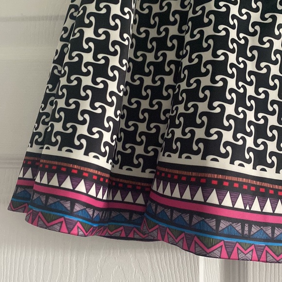 MackenzieMode Black/White Print Mini Skirt - US Size 4/AUS Size 8 - Picture 3 of 16